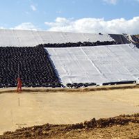 Drainage body and mechanical protection of a landfill